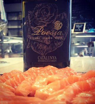 Pracovní ochutnávka. Lehká španělská poesie skvěle doplňovala sashimi z jemného skotského lososa. #losos #španělskávína...