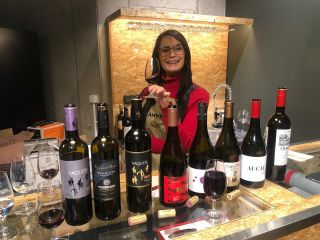 Včera se v naší partnerské vinotéce @lahvestore konala degustace červených vín @tintoblancocz. Vína byla prezentována za...