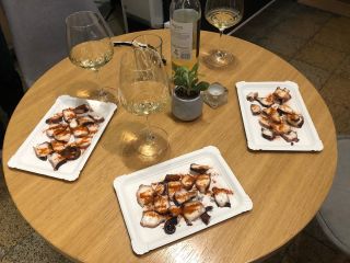 Chobotnice se španělským vínem v @sante_praha #Španělskévíno, #Spanelskavina, #Spanishwine, #ŠpanělskévínovPraze,...